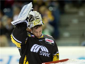 Goalie Tomas Duba bleibt bei den Krefeld Pinguinen. Foto: Bernd Thissen