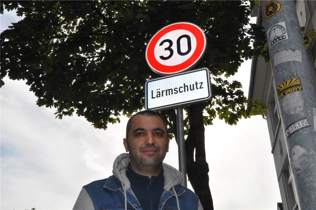 Frust und Freude: Ab sofort Tempo 30 auf sechs Lüner Straßen Gökhan Avseren betreibt einen Imbiss an der Cappenberger Straße und findet das Tempo-30-Limit gut.