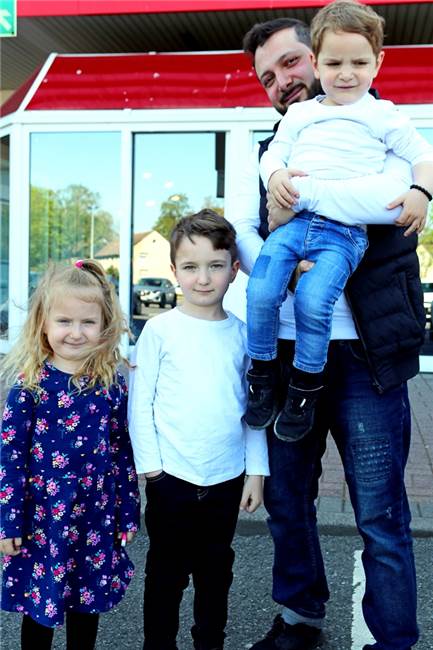 Zum Möbelkauf gibt‘s einen Gratis-Mundschutz per Pinzette gereicht Gökhan Erdal, der mit seinem Nachwuchs zu Zurbrüggen gekommen war, hatte einen guten Grund für seinen Besuch: Ein neues Kinderbett war vonnöten.