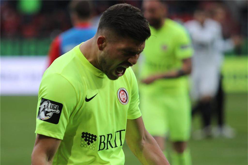 Fußballprofi übernimmt Tabakladen in Habinghorst Gökhan Gül jubelt im Trikot des SV Wehen Wiesbaden. Momentan ist der 22-Jährige bei Fortuna Düsseldorf aktiv.