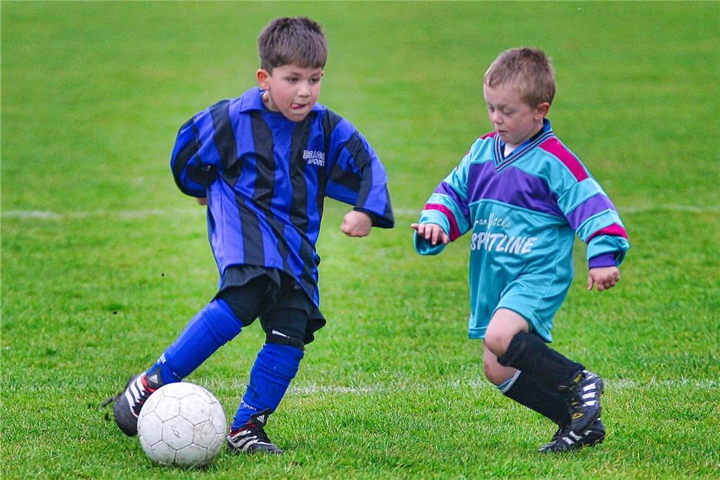 Castrop-Rauxeler trainierte als 15-Jähriger bei Profis mit: Alle nannten ihn den Pac-Man Gökhan Gül (l) als Minikicker im Trikot des VfB Habinghorst im Spiel beim VfR Rauxel.