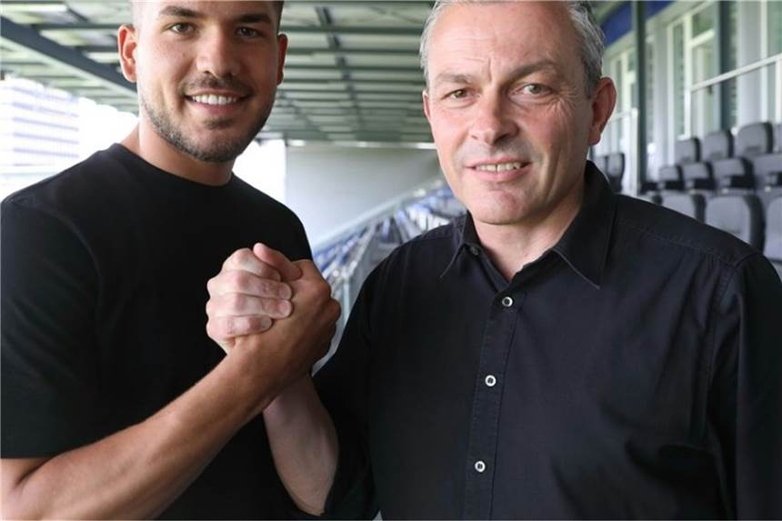 Leihvertrag verlängert: Fußballprofi Gökhan Gül bleibt dem SV Wehen-Wiesbaden treu Gökhan Gül (l.) und Christian Hock, Sportdirektor des SV Wehen Wiesbaden: Sie einigten sich am Mittwoch auf eine weitere Zusammenarbeit.