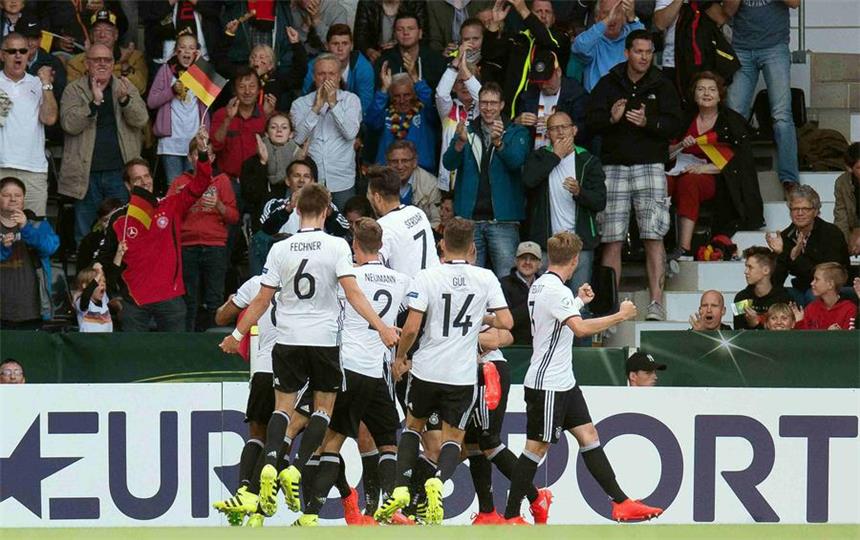 Gökhan Gül mit eiskaltem Elfmeter-Treffer Gökhan Gül (Nummer 14) und seine Mannschaftskameraden der deutschen U19-Junioren-Nationalmannschaft hatten allen Grund zur Freude nach dem endgültigen Abpfiff des EM-Spiels um Platz fünf. Durch ihren Sieg im Elfmeterschießen haben die Nachwuchskicker die Fahrkarte für die U20-WM 2017 in Südkorea gelöst.