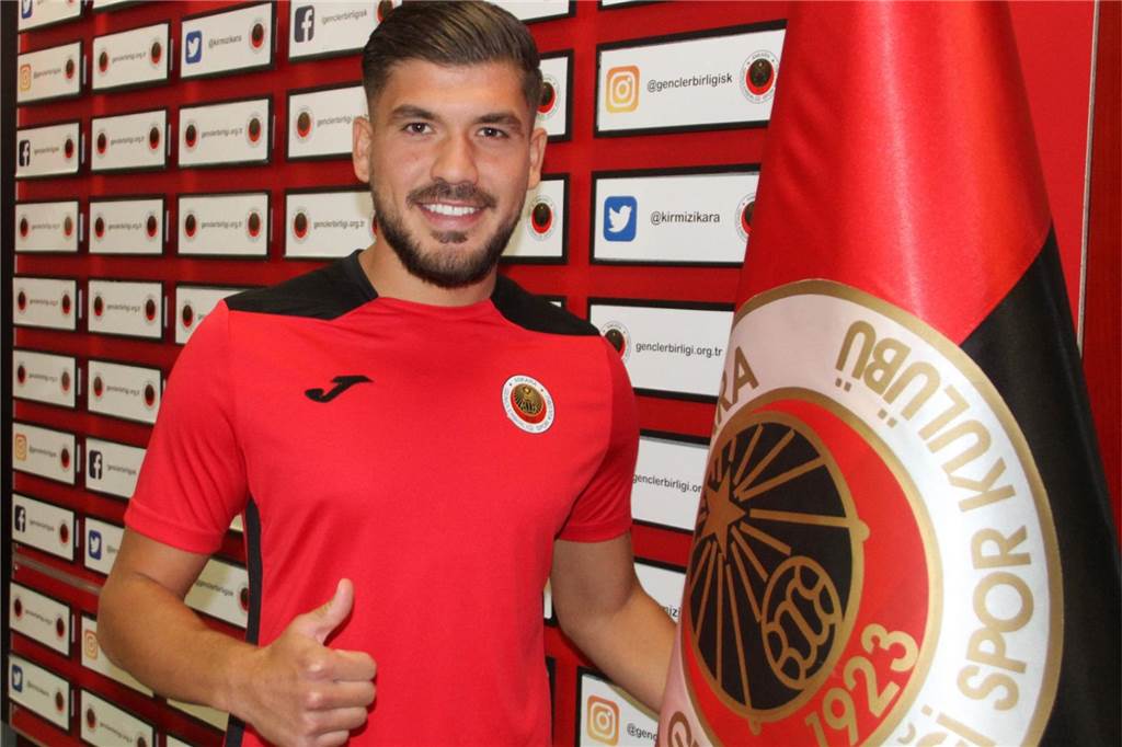 Gökhan Gül nach erstem Halbjahr in der Süper Lig: Noch kein Einsatz, doch viel Zuversicht Gökhan Gül steht vor einer Wand