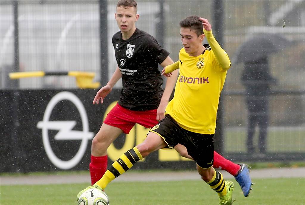 Göktan Gürpüz (r.) brachte die U17 des BVB beim Auswärtsspiel in Bielefeld in Führung. 