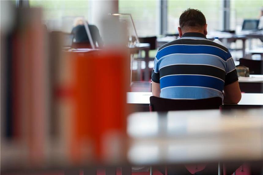 Gönnen sich Studenten genügend Bewegung während der Arbeit in der Bibliothek? Wie kann man sie dazu animieren, sich mehr zu bewegen? Das soll ein Projekt herausfinden. Foto: Armin Weigel/Symbolbild