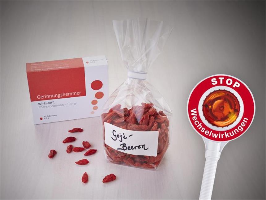 Vorsicht Wechselwirkung: Diese Produkte beeinflussen Medikamente Goji-Beeren verstärken die Wirkung von Blutgerinnungshemmern. Betroffene sollten die Beere daher vom Speiseplan streichen. Sonst können Blutungen die Folge sein. Foto: ABDA