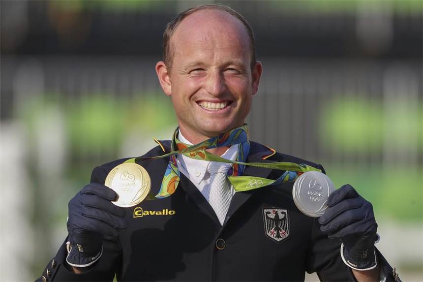 Michael Jung holt erste deutsche Goldmedaille Gold im Einzel, Silber mit der Mannschaft: Michael Jung.