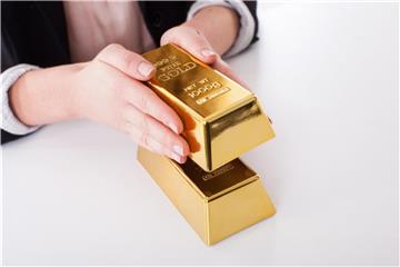 Gold kann eine sinnvolle Ergänzung für das Depot sein. Allerdings sollten Anleger nur einen kleinen Teil in diesen Rohstoff investieren. Foto: Christin Klose/dpa-tmn
