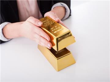 Gold kann eine sinnvolle Ergänzung für das Depot sein. Allerdings sollten Anleger nur einen kleinen Teil in diesen Rohstoff investieren. Foto: Christin Klose/dpa-tmn