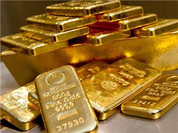 Goldbarren in unterschiedlicher Größe bei einem Goldhändler. In Berlin hat ein ehrlicher Finder ein Kilo Gold bei der Polizei angegeben. Foto: Sven Hoppe/Symbol