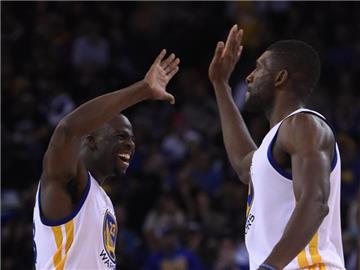 Golden States bester Werfer Draymond Green (l) klatscht mit seinem Teamkollegen Festus Ezeli ab. Foto: John G. Mabanglo
