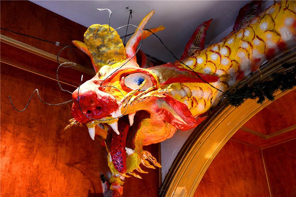 Asia-Restaurant „Golden Dragon“ überzeugt mit Charme und Spezialitäten aus Fernost Goldene Drachen warten in jeder Ecke des Restaurants auf die Gäste. So wie dieser unter der Decke im hinteren Bereich des Restaurants.