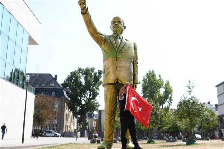 Goldene Erdogan-Statue beim Kunstfestival "Wiesbaden Biennale". Foto: Arne Dedert
