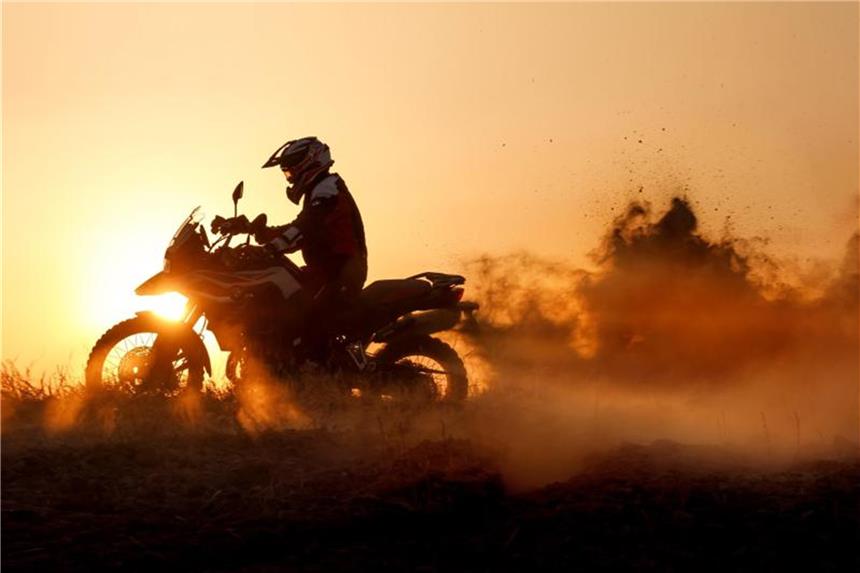 Neue Motorräder 2018: Retro bleibt im Trend Goldene Zeiten: Der Bestand an Motorrädern wächst, bei immer mehr Menschen gilt Motorradfahren wieder als cool. Foto: BMW