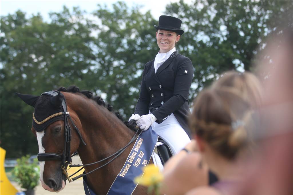 Nach Tod des Pferdes: „Ich bin unglaublich dankbar, dass Coronelli mir diese Erfolge geschenkt hat“ Goldenes Reitabzeichen: Tatjana Stoff freute sich über ihren Erfolg im Sommer 2019.