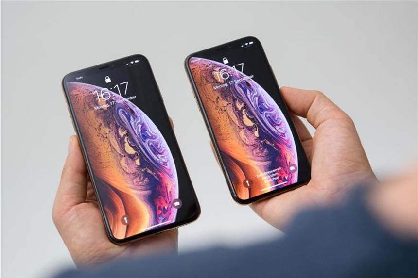 Apple iPhone XS und iPhone XS Max im Test Goldfarbener Rahmen, kleiner Displayrand, großer Preis. Das iPhone XS (rechts) gibt es ab 1149 Euro, das größere XS Max ab 1249 Euro. Foto: Andrea Warnecke/dpa-tmn