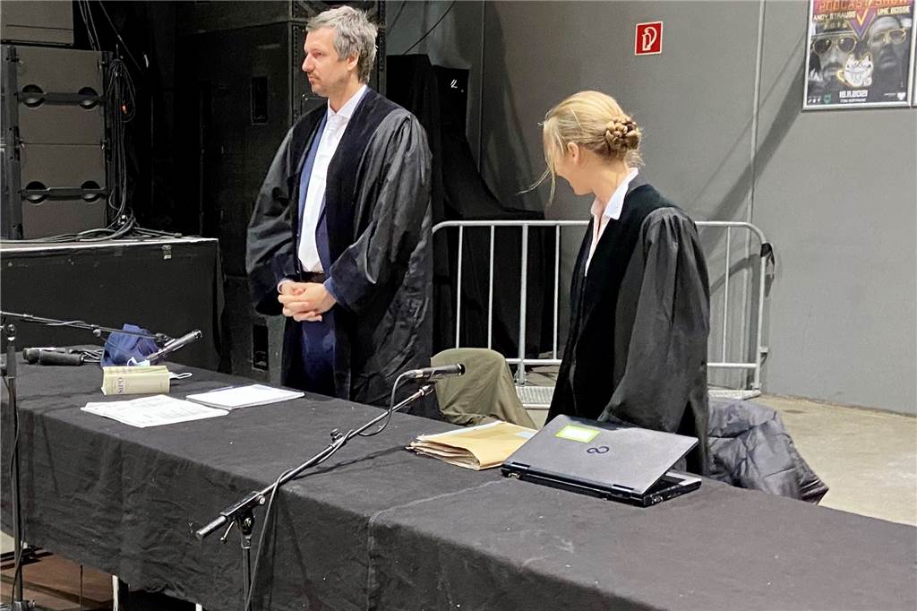 Großer Neonazi-Prozess: Erste Verhandlung überraschend schnell vorbei Golo Osthoff (li.) und Sonja Frodermann vertreten die Staatsanwaltschaft in dem Prozess.