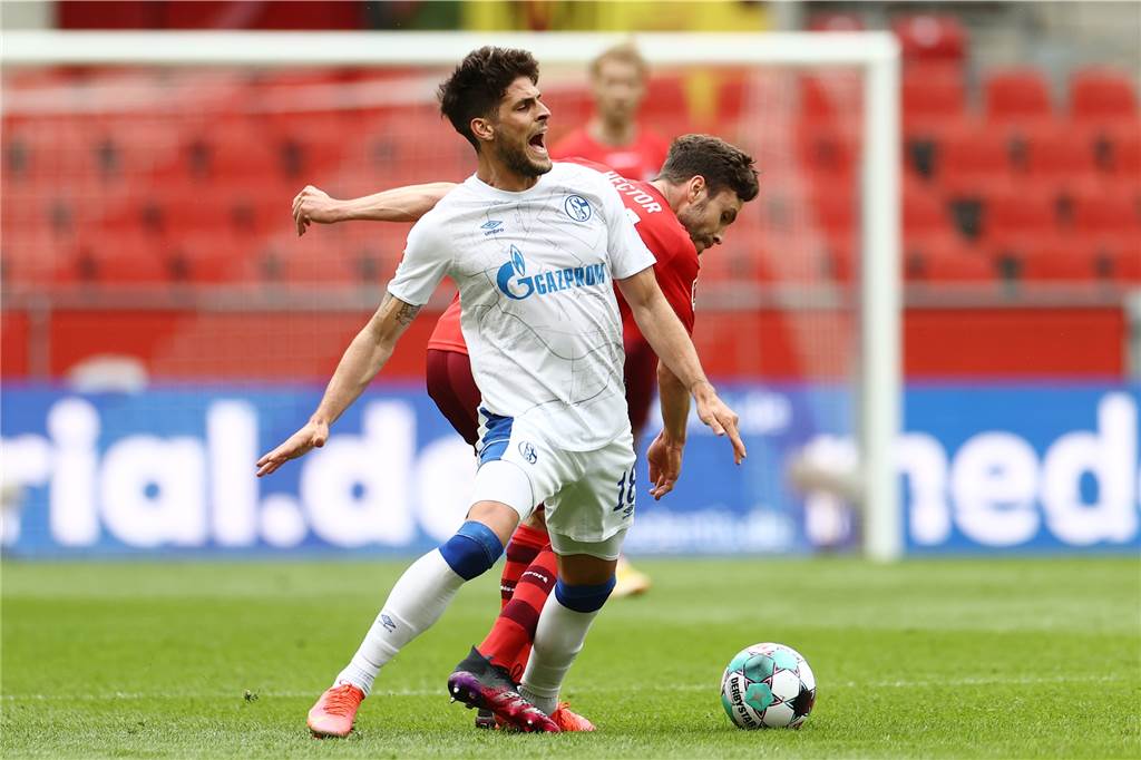 Goncalo Paciencia (l.) wird im Zweikampf mit Kölns Jonas Hector unsanft gestört.