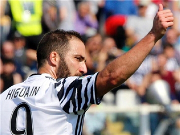 Gonzalo Higuain jubelt über einen Treffer gegen Pescara. Foto: Claudio Lattanzio