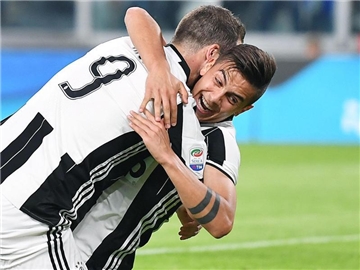 Gonzalo Higuain (l) feiert einen seiner Treffer mit Juve-Kollege Paulo Dybala. Foto: Alessandro Di Marco