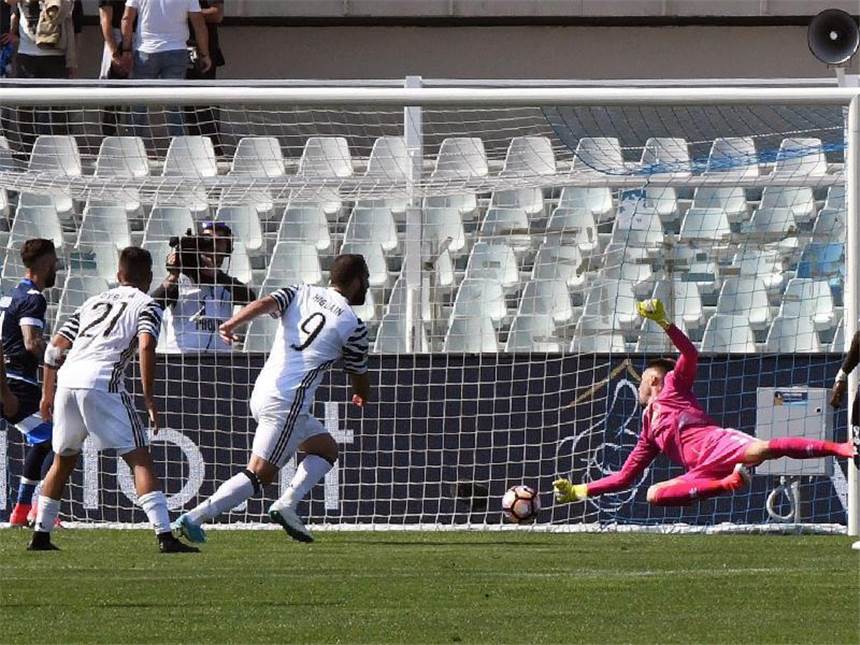 Juventus Turin baut Tabellenführung aus - Rom nur remis Gonzalo Higuain (M.) erzielte beide Treffer für Juve. Foto: