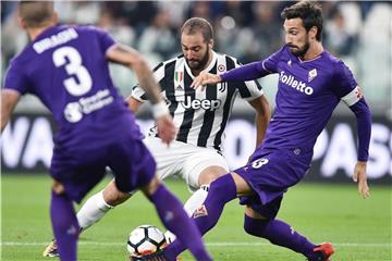 Gonzalo Higuain (M) von Juventus Turin und Davide Astori vom AC Florenz kämpfen um den Ball. Foto: Alessandro Di Marco