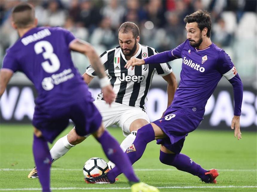 Wieder kein Debüt für Höwedes bei Juve-Sieg Gonzalo Higuain (M) von Juventus Turin und Davide Astori vom AC Florenz kämpfen um den Ball. Foto: Alessandro Di Marco