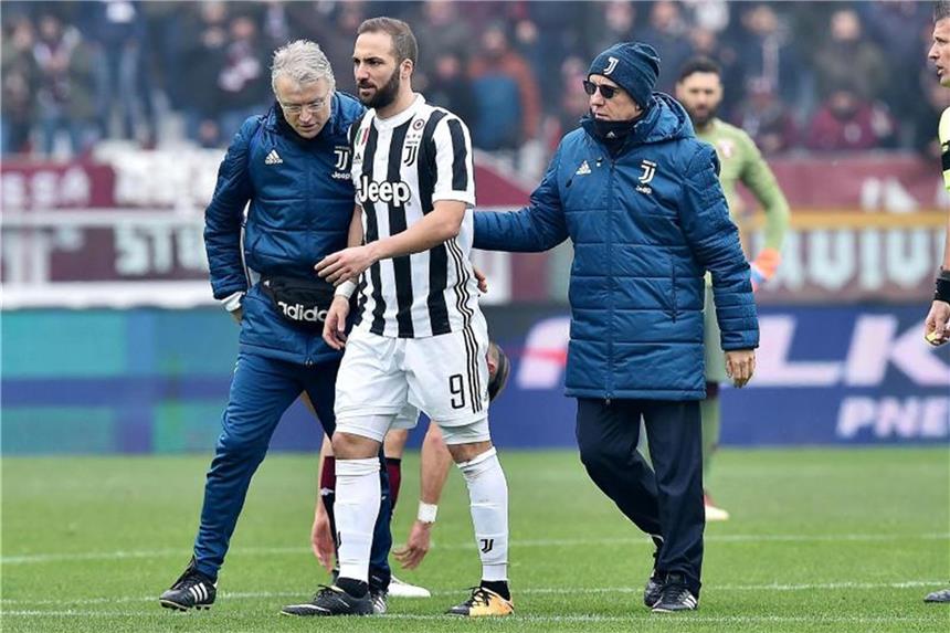 Siege für Juve und Napoli - Bergamo 1:1 gegen Florenz Gonzalo Higuain von Juventus (M) verlässt nach einer Verletzung das Spielfeld. Foto: Alessandro Di Marco