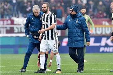 Gonzalo Higuain von Juventus (M) verlässt nach einer Verletzung das Spielfeld. Foto: Alessandro Di Marco
