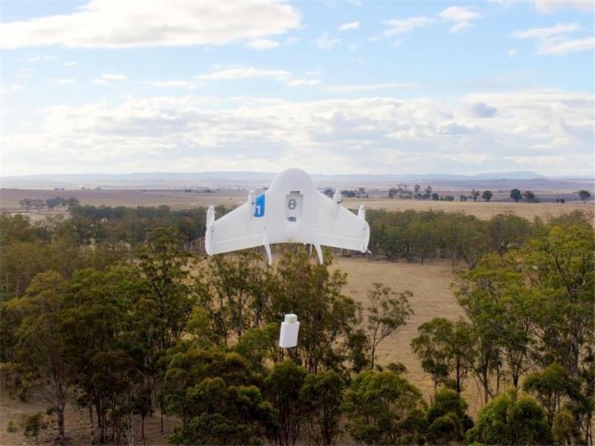 Auch Google entwickelt Drohnen für Waren-Zustellung Google will wie Amazon eines Tages Waren mit Hilfe von Drohnen zustellen. In Googles Project Wing sehen die Drohnen aus wie kleine Flugzeuge mit vier Propellern. Foto: Google/dpa