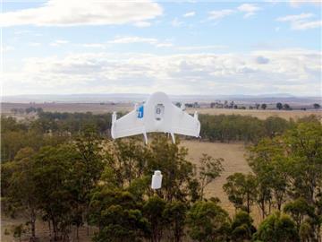 Google will wie Amazon eines Tages Waren mit Hilfe von Drohnen zustellen. In Googles Project Wing sehen die Drohnen aus wie kleine Flugzeuge mit vier Propellern. Foto: Google/dpa