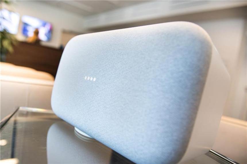 Googles bislang größter Smartspeaker: Der Home Max soll mit seiner Stoffbespannung in Wohnzimmern eine gute Figur machen. Foto: Franziska Gabbert