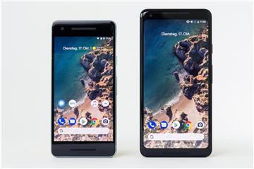 Googles neue Smartphones Pixel 2 (links) und Pixel 2 XL (rechts) erhalten eine verlängerte Herstellergarantie. Anzeigeprobleme beim Pixel 2 XL sollen per Softwareupdate ausgeräumt werden. Foto: Franziska Gabbert/dpa-tmn