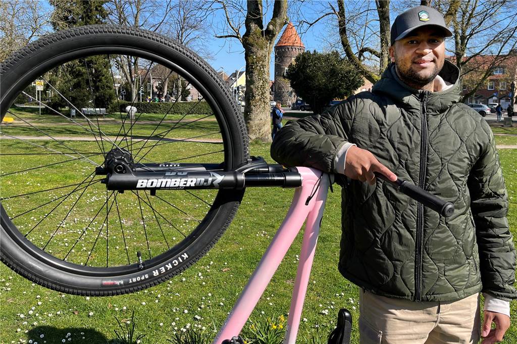 Gordon Brown von der Bikeschule Fun-Ride in Dortmund steht lächelnd mit seinem Rad im Galen-Park.