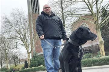 Gordon Ricken wohnt mit seinem Hund Tyson in unmittelbarer Nähe zur Heilig-Kreuz-Kirche und der Wilhelmschule im Dorf Rauxel.