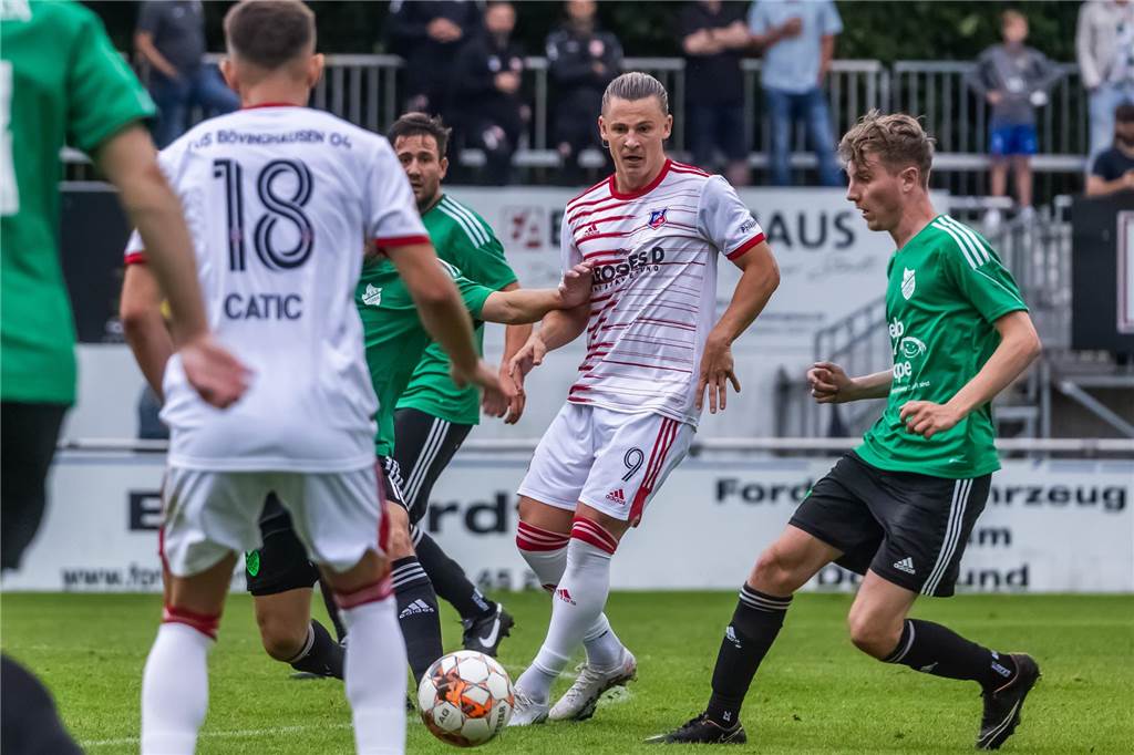 Gordon Wild (r.) fehlt dem TuS Bövinghausen lange