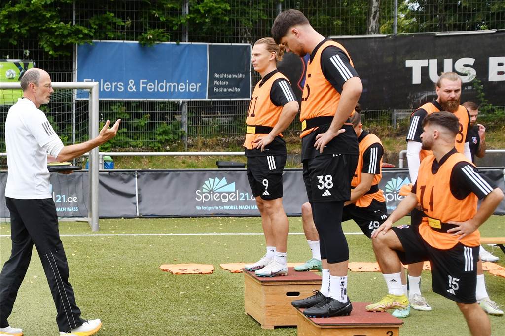 Bövinghausen als Stimmungsaufheller: Nach „Scheißjahr“ greift Gordon Wild wieder an Gordon Wild (Nummer 9) wartet auf seine Anweisung. Gleich startet er durch.
