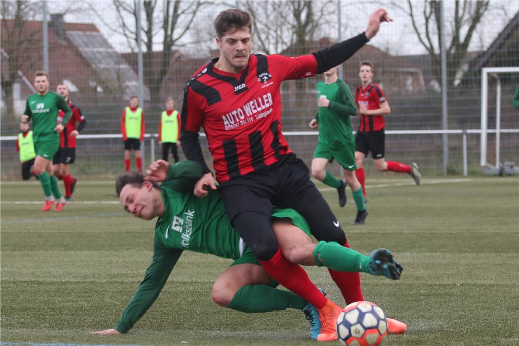 SuS Olfen erlebt bei Union Lüdinghausen ein Debakel Gordon Zyla (r.) sah für dieses Foul an Jonathan Krüger die Gelbe Karte.