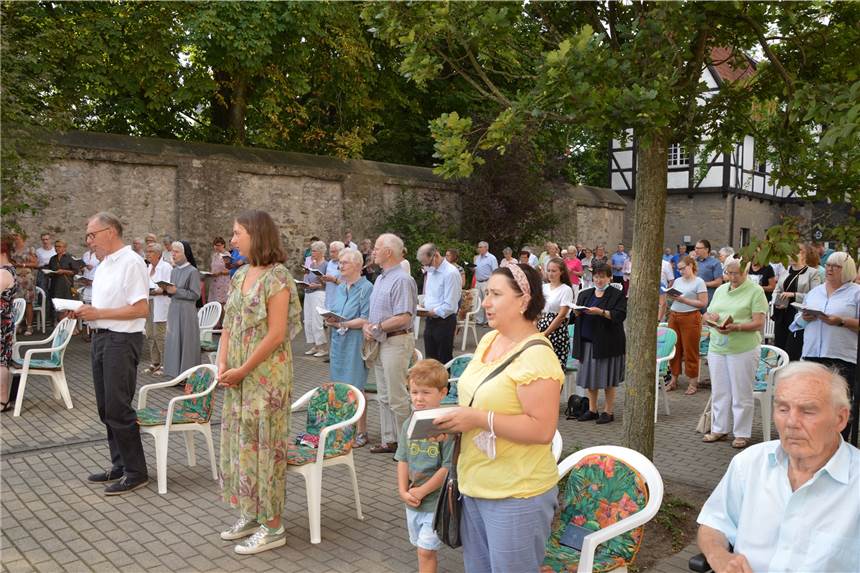 Fußwallfahrt fällt aus: Gläubige feiern dennoch Gottesdienst im Kloster Werne Gottesdienst statt Fußwallfahrt: Mit genügend Sicherheitsabstand beteten und sangen die Gläubigen gemeinsam unter freiem Himmel am Kapuzinerkloster in Werne.