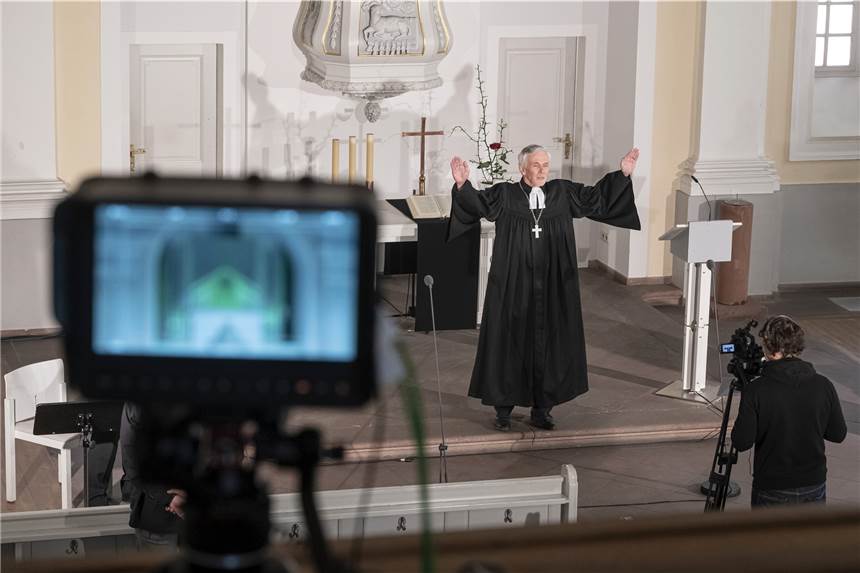 Weihnachten in Corona-Zeiten: Die Kirchen bauen vor Gottesdienste, die im Internet gestreamt worden sind, hat es bereits während der ersten Corona-Welle gegeben.