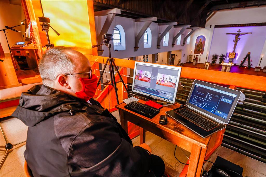 Zwei Jahre Corona in Castrop-Rauxel: Daten, Fakten, Erinnerungen Gottesdienste per Stream: Das Bild zeigt einen Online-Gottesdienst Ende November 2020 in der Kirche St. Elisabeth.