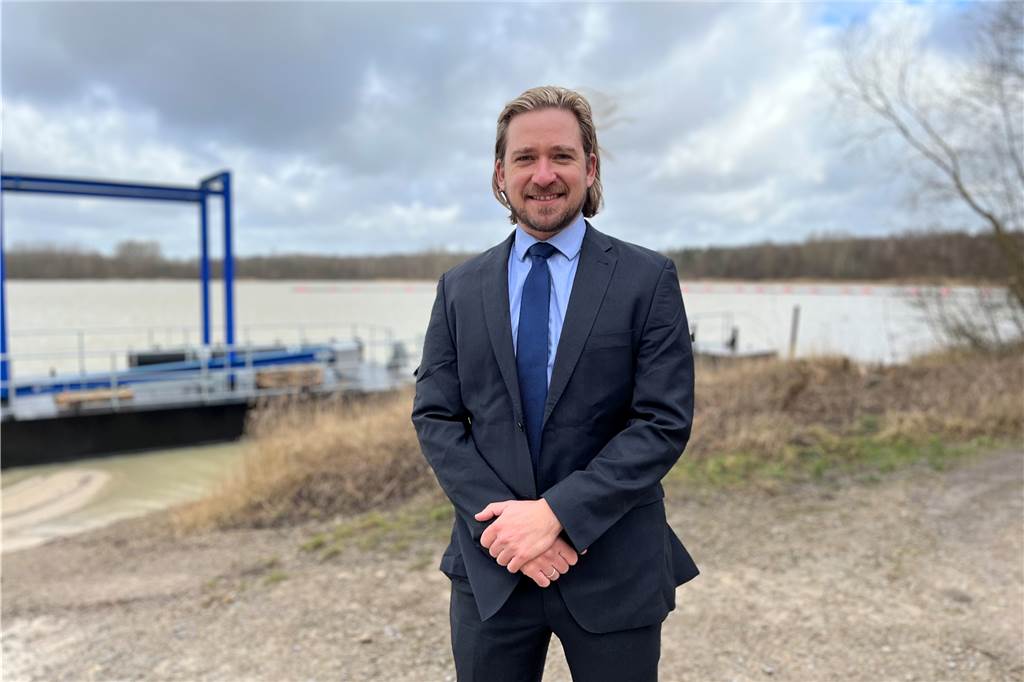 Riesige Solaranlage für den Silbersee III steht in den Startlöchern Gottfried Eberle, Floating-PV Experte der BayWa, hat bereits Erfahrungen mit schwimmenden Solaranlagen in den Niederladen gesammelt.