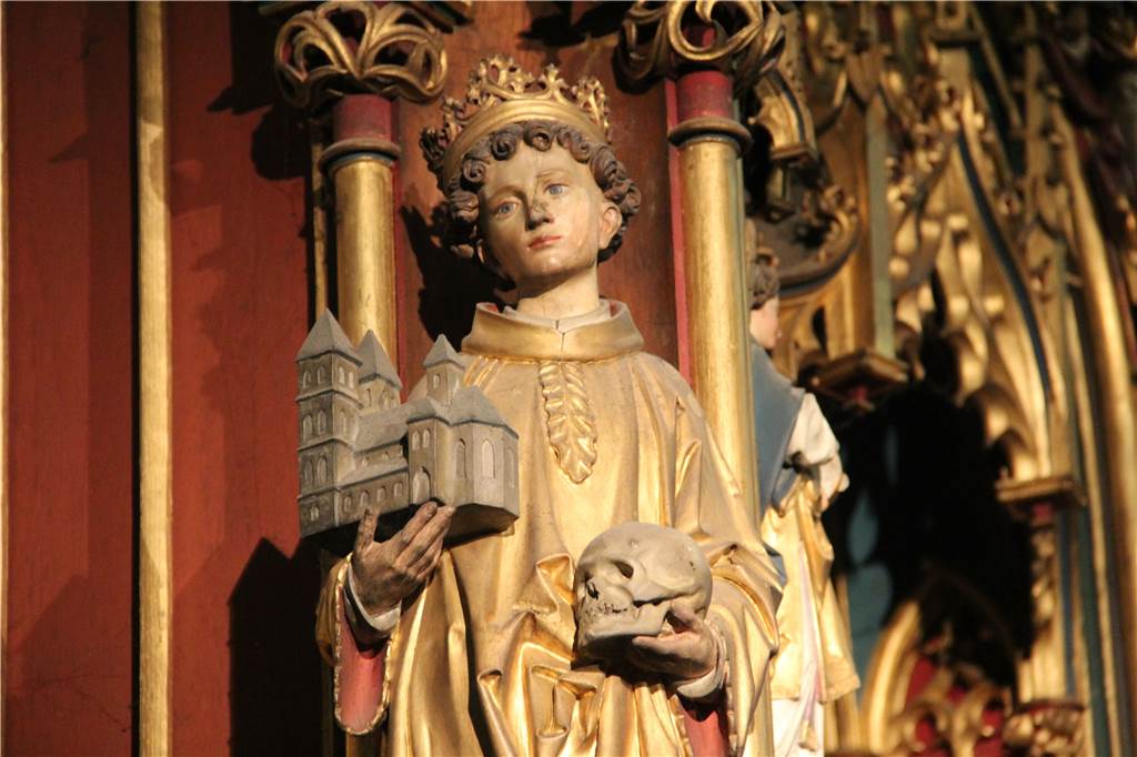 Weltkarte der Promis listet drei Menschen aus Selm – ein Heiliger ist dabei Gottfried von Cappenberg beschließt 1122, seinen Besitz des gerade in der Entstehung begriffenen Prämonstratenserordens zu schenken: die wirtschaftliche Basis für die weitere Entwicklung der Gemeinschaft. In der Cappenberger Kirche erinnern gleich mehrere künstlerische Darstellungen daran - wie hier am Hochaltar.