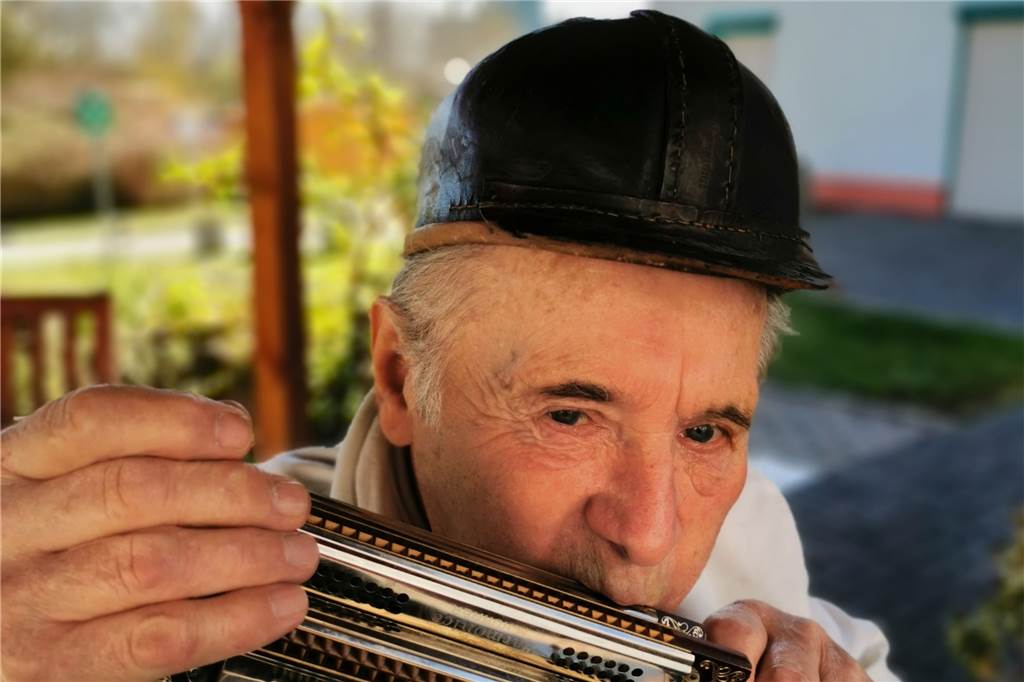 Hofkonzert mit Mundharmonika: Ein Bergmann berührt die Herzen der Evinger Senioren Gotthard Kindler spielt Mundharmonika - am Dienstag tat er es im Innenhof des Seniorenzentrums Minister Stein