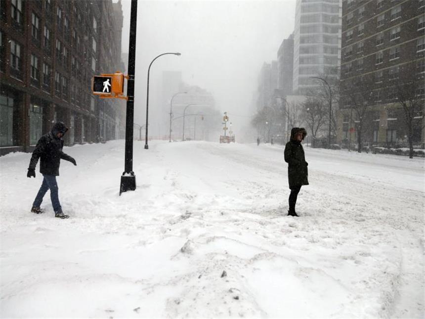 Mehr als ein Dutzend Tote durch Schneesturm an US-Ostküste Gouverneur Andrew Cuomo untersagte alle Autofahrten in New York City. Foto: Jason Szenes