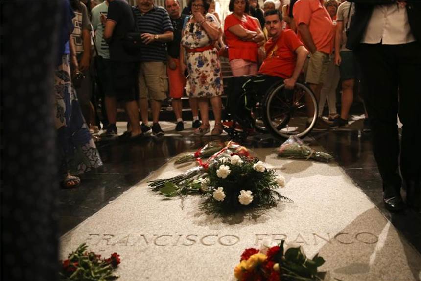 Spaniens Kabinett beschließt Dekret zur Umbettung Francos Grab des ehemaligen spanischen Diktators Francisco Franco in der Basilika im Tal der Gefallenen bei El Escorial. Foto: Andrea Comas/AP