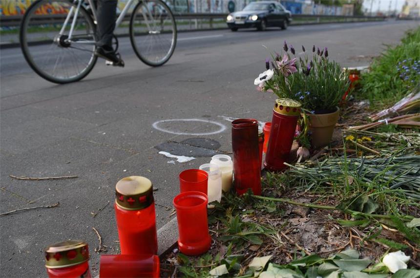 Illegales Autorennen: Drei Jahre Haft gefordert Grablichter und Blumen stehen an dem Ort, an dem eine Radfahrerin bei einem illegalem Autorennen in Köln tödlich verletzt wurde.