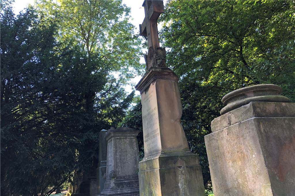 „Ich will hier nicht mehr wohnen“ - Anwohner bezweifeln Erfolg der geplanten Parkordnung Grabsteine erinnern noch heute an die Geschichte des Westparks, der einst Friedhof gewesen ist.