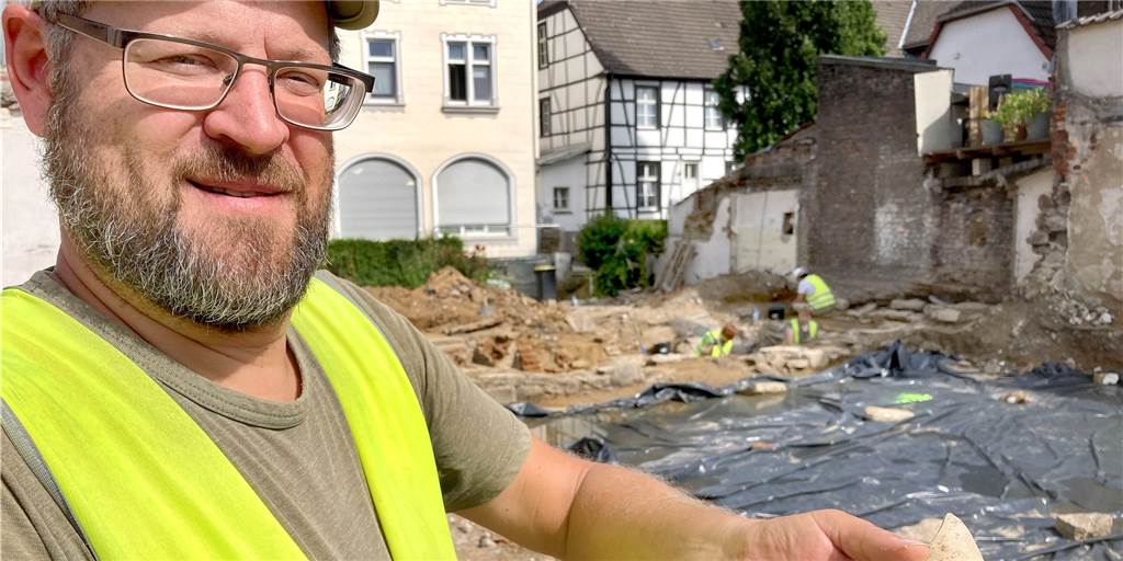 Grabungsleiter Frederik Heinze kann schon erste Funde der Grabungen an der Kampstraße präsentieren. Die Tonscherben aus Siegburger Steinzeug stammen aus dem 14. oder 15. Jahrhundert.